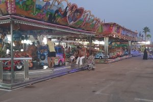 Imágenes de las atracciones paradas en el Recinto Ferial de Almería.