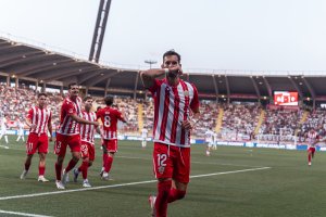 Celebrando su gol a la Cultural en el Reino de León.
