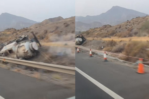 Imagen de los restos del camión en la cuneta de la A-92.