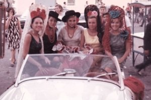 Un grupo de jóvenes de la alta sociedad en el descapotable que las llevaba a los toros. Años 60.