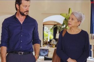 Álvaro Morte y Kiti Mánver en la serie 'Dos tumbas'.