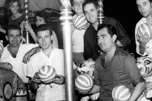 El equipo del restaurante Imperial con las pelotas que le habían tocado en la tómbola subidos en los caballicos.