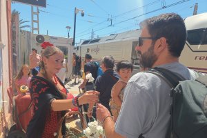 Pasajeros recogiendo sus claveles de bienvenida.