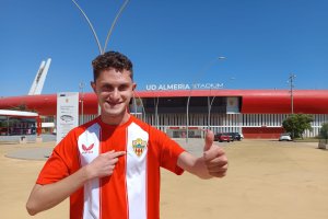 Nervioso y feliz con su camiseta del Almería antes de conocer los rincones del Estadio y llevarse la sorpresa de hablar con Rubi, su entrenador preferido al que admira.
