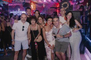 Amigos y amigas del barrio de Regiones.