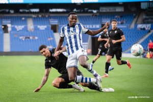 Una de las jugadas del partido en Anoeta.