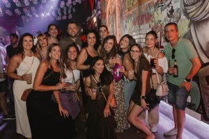 Un grupo de amigos y amigas dusfrutando de la Feria de Almería en sala Berlín Social Club.