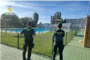 Imagen de archivo de dos agentes de la Guardia Civil en una piscina.