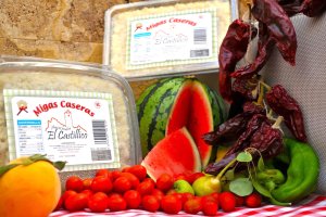 Un bodegón de Migas El Castillico con productos frescos.