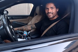 Aridane con LA VOZ y Cadena SER antes del entrar al parking del hotel.