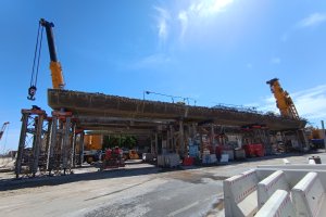 Último tramo que queda por desmantelar del puente de la Avenida del Mediterráneo.