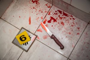 Un cuchillo examinado como el arma homicida en la escena del crimen.