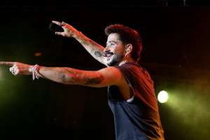 Camilo, entregándose a su público en los escenarios.