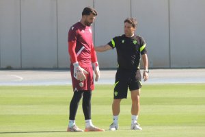La imagen del entrenamiento con Maximiano y Rubi hablando mientras el resto del equipo iniciaba los ejercicios.