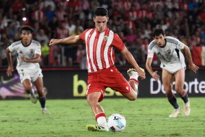 Sergio Arribas lanzando el penalti frente al Albacete Balompié en la primera jornada de competición.