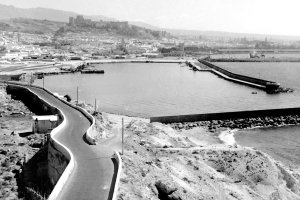 En 1960 se estudió el proyecto de arreglar la carretera de poniente y de habilitar el camino antiguo del cerro del Cañarete en una carretera paisajista con entrada por la Alcazaba o el Cerro de San Cristóbal.