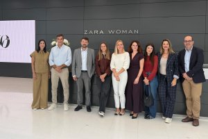 Foto de familia de la visita de AJE a Galicia para conocer el trabajo de Inditex.