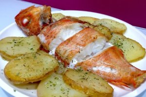 Gallineta al horno con patatas.