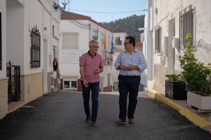 El diputado y el alcalde de Armuña en la calle Castillo.