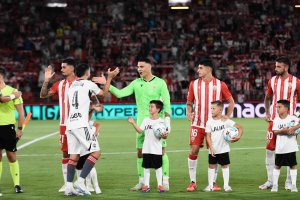 Chumi, Andrés Fernández, Luna y Centelles saludan a los futbolistas del Albacete en el partido de la 1ª jornada.