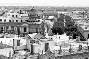 Letrero de Askas en el edificio que hacía esquina con el Paseo y con la calle Obispo Orberá, una avenida que entonces estaba cubierta de árboles.