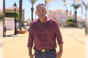 Pedro Ridao, alcalde de Antas, mientras se ultiman los preparativos de la feria.
