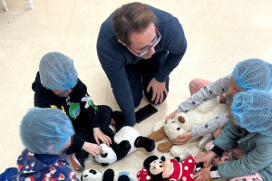 Uno de los pediatras de Vithas trabajando con niños.