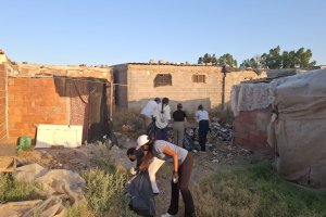Jóvenes de Granada limpiando una zona de chabolas de Níjar.