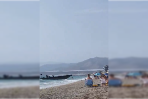 Momento de la actuación de la narcolancha en la playa de Balerma.