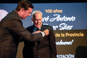 Javier A. García, presidente de la Diputación de Almería coloca el Escudo de Oro al veterano alcalde.