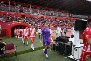 Los futbolistas saliendo al terreno de juego.