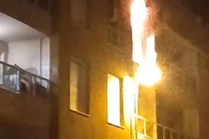 Momento en que la vivienda estaba sumida en llamas.