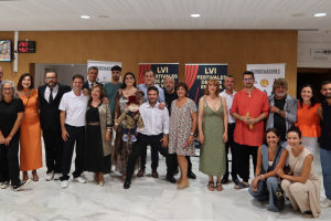 Miembros del equipo de gobierno del Ayuntamiento de Vera junto al elenco la compañía de teatro de la Hermandad de San Juan Evangelista.