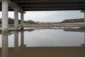 Zona anegada de la rambla de Albox este lunes a su paso por el pueblo.