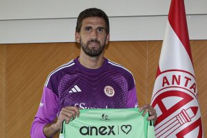 Julián Cuesta sigue con su carrera bajo los palos en Turquía.