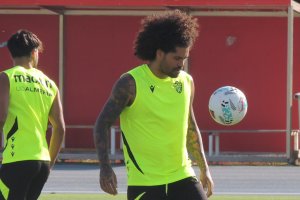 Aridane Hernández sigue entrenando con el Almería a la espera de que se formalice la inscripción.