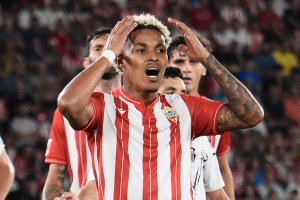 El delantero de 23 años no continuará en el club y se marcha traspasado a Arabia Saudí.