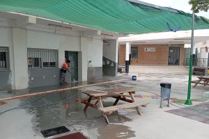 Últimos trabajos de limpieza y pintura en el CEIP Antonio Relaño.