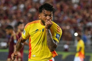 Luis Suárez besando el escudo de su país después de una gran exhibición contra Venezuela.