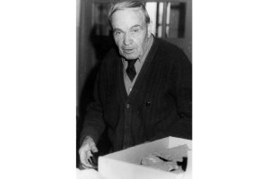 El Hermano Rufino Sagredo junto a una caja de minerales.