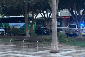 Imagen del lugar del suceso, en el que un autobús ha atropellado mortalmente a una mujer.