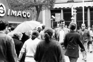 El Paseo en 1968 era un hervidero de gente y costaba trabajo en horas puntas transitar por sus aceras. Acababa de abrir Simago y enfrente seguía vigente el Café Español, haciendo esquina con la calle Castelar.