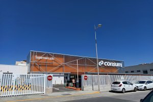 Fachada del recién abierto supermercado de Consum en la Vega de Acá