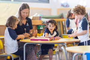 Entre el calor y el hielo: así ha sido la vendimia de una bodega almeriense que ha dado una cosecha excepcional

Los cinco vinos clásicos de la bodega están ya en proceso de elaboración tras esta vendimia atípica
Un momento durante la vendimia en la finca en Vélez Rubio de la Bodega Palomillo.

Un momento durante la vendimia en la finca en Vélez Rubio de la Bodega Palomillo.La Voz
Facebook
Twitter
Whatsapp
Copiar enlace
César Lorente Venteo
César Lorente Venteo

12.09.2025 | 09:37

Actualizado: 12.09.2025 | 09:37

En:

    Vinos de Almería

Dicen que hay que crecerse ante la adversidad y eso es lo que han hecho este año en la Bodega Palomillo. Este año la la vendimia llegó antes de lo previsto “Se nos ha adelantado por lo general en todas las variedades”, explica Francisco García, ‘Paco Palomillo’, dueño de la bodega.

El motivo han sido dos factores: una ola de calor prolongada y una intensa granizada caída el 1 de agosto que marcó el rumbo de toda la cosecha. “Eso ha provocado una maduración muy acelerada”, cuenta Paco. El resultado ha sido una vendimia rápida, que ha terminado apenas comenzado septiembre, y que ha reducido a la mitad la cantidad habitual de uva.
Francisco García, de Bodega Palomillo, con una de las primeras botellas de Resurrección recuperadas.

Provincia
Una auténtica Resurrección en Almería: El vino desenterrado tras pasar años bajo tierra

Guillermo Mirón

Pero esa reducción, lejos de ser un problema, ha traído consigo una sorpresa. “Los racimos que se han salvado tienen una calidad excepcional. Tanto los grados de azúcar como la acidez están completamente equilibrados”, explica. Por eso en la bodega han decidido bautizar esta como “la campaña del granizo”.
Un año con novedad

Las variedades recogidas han sido las de siempre: Tempranillo, Syrah y Merlot para los tintos; Chardonel y Vermentino para los blancos. Con ellas, ya están fermentando las cinco referencias de la casa: el vino joven y el vino de barrica Está por venir, el crianza Paco Palomillo, el blanco Inés del alma mía y el rosado Atrévete.

La novedad llega con una nueva referencia que ya está anunciada: “Será un vino 100% Merlot que vamos a llamar el vino de la Geoda”, adelanta Paco. “Y estará envejecido dentro de la propia geoda”. Está previsto que salga al mercado en 2026, y será uno de los proyectos más personales de la bodega.
Interior de la Mina Rica donde se encuentra la geoda.

Pulpí
Almería producirá un vino muy especial: madurará en el interior de un monumento único en el mundo

Guillermo Mirón

Mientras la fermentación hace su magia, la bodega mantiene sus visitas durante los fines de semana. “Siempre con cita previa, ofrecemos una experiencia que dura unas dos horas y en la que se pueden probar todas nuestras referencias”, señala Paco. Las reservas se pueden hacer a través de su web https://bodegapalomillo.es/visitar-bodega-de-almeria/.

Una forma de conocer, desde dentro, cómo se trabaja este proyecto familiar levantado a mano en un rincón único del norte de Almería.