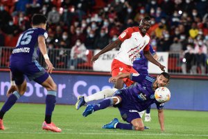 Umar Sadiq y el almeriense Joaquín Fernández en el Almería-Real Valladolid de la campaña 2021-2022.