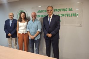 El convenio permitirá la formación de los trabajadores del sector en RCP y DEA.