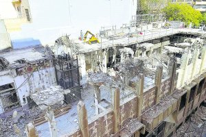 El antiguo edificio de Correos cuando estaba siendo derribado (a la izquierda). 
El gran solar del que dispone la ciudad en un entorno rodeado de edificios (en la foto de abajo).