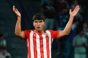 A Bonini le anularon un gol y le pitaron un penalti más que dudoso cuando Peter le desequilibra en el salto.