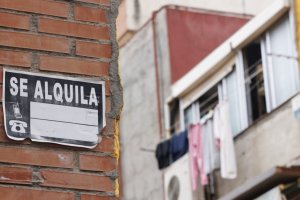 Un cartel que anuncia un piso en alquiler, en imagen de archivo.
