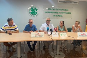 La Mesa en Defensa del Ferrocarril de Almería, reunida en la sede de ASHAL con motivo de su décimo aniversario.